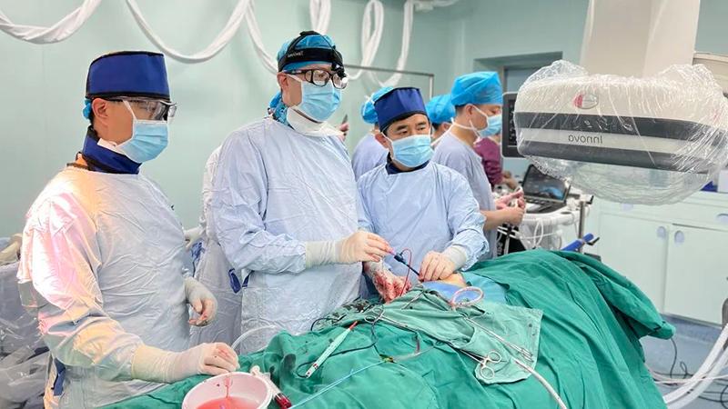 The Provincial Hospital affiliated to Shandong First Medical University successfully completed the first one-stop transapex TAVR+TEER combined operation in Shandong Province